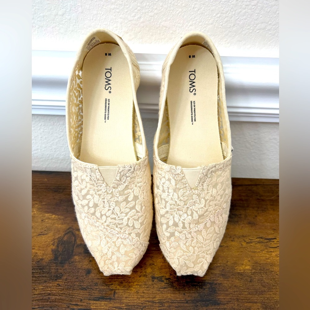 Toms slip-on casual/dress shoes. Super comfy! Size 8W, beige/cream color.